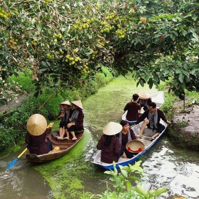 Cảnh hoàng hôn lãng mạn trên sông nước miền tây, tạo nên hình nền thơ mộng