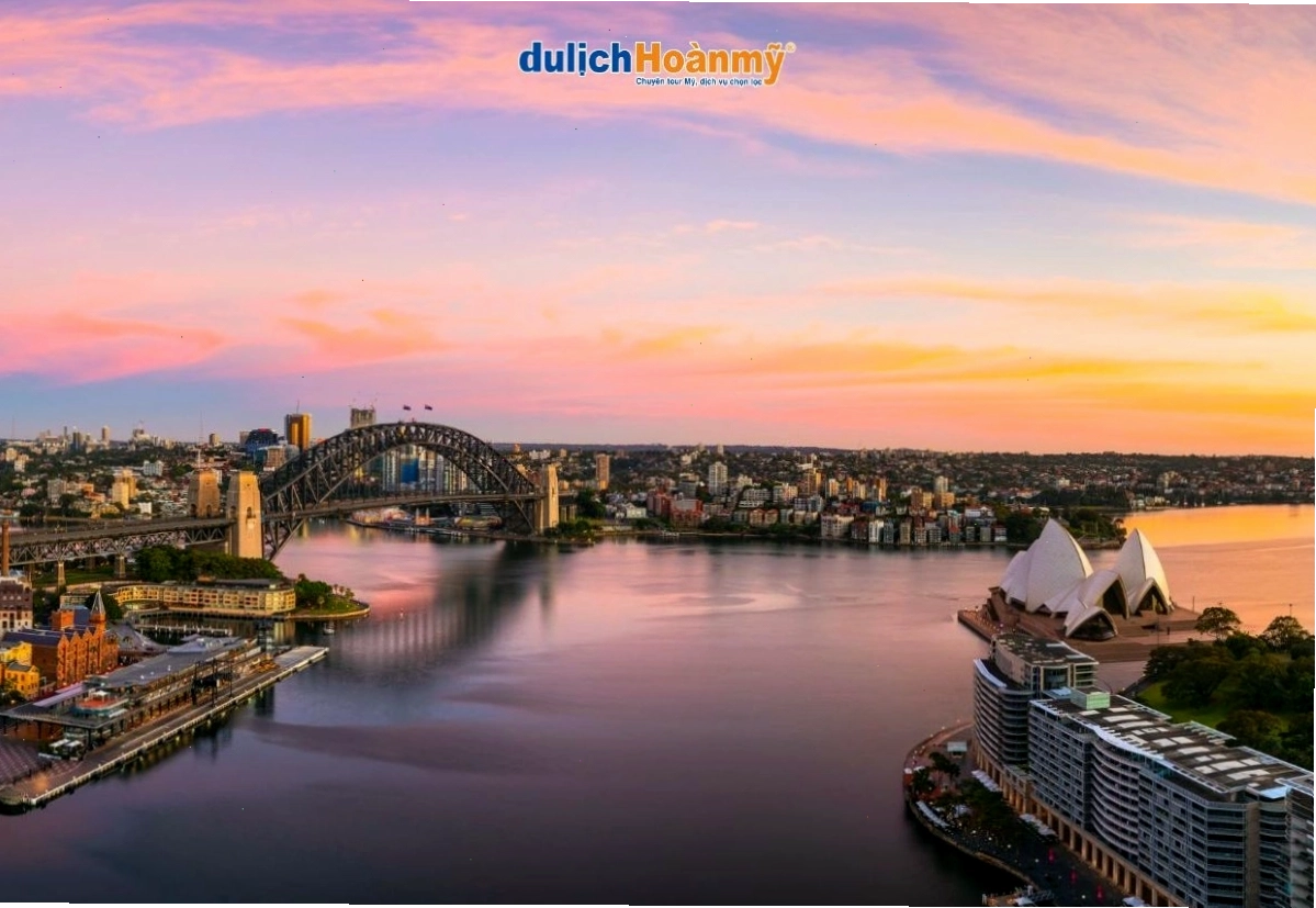 Cảnh lướt sóng tại bãi biển Bondi