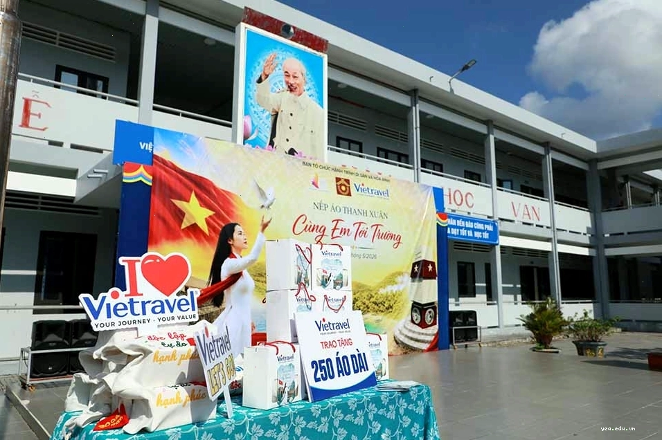 Cảnh mây phủ trên đỉnh núi Yên Tử, tạo nên khung cảnh huyền ảo như cõi phù vân