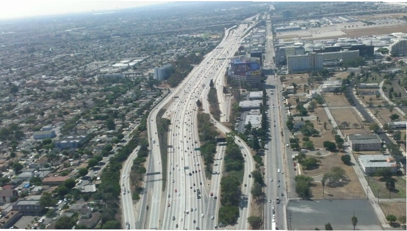 Cảnh một thành phố nhìn từ xa với hệ thống đường freeway bao quanh