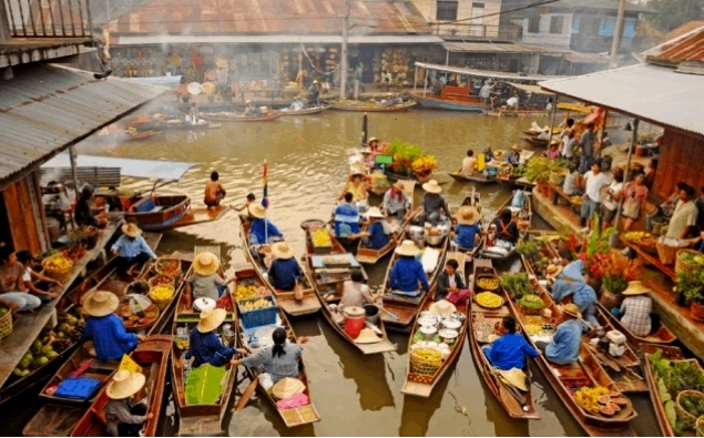 Cảnh mua bán tấp nập trên thuyền tại chợ nổi Damnoen Saduak