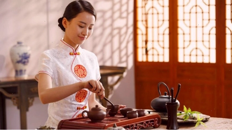 Cảnh người đang thưởng thức trà sen trong không gian yên tĩnh