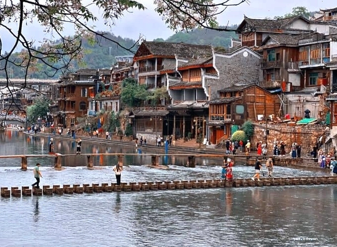 Cảnh Phượng Hoàng Cổ Trấn nhộn nhịp vào mùa cao điểm
