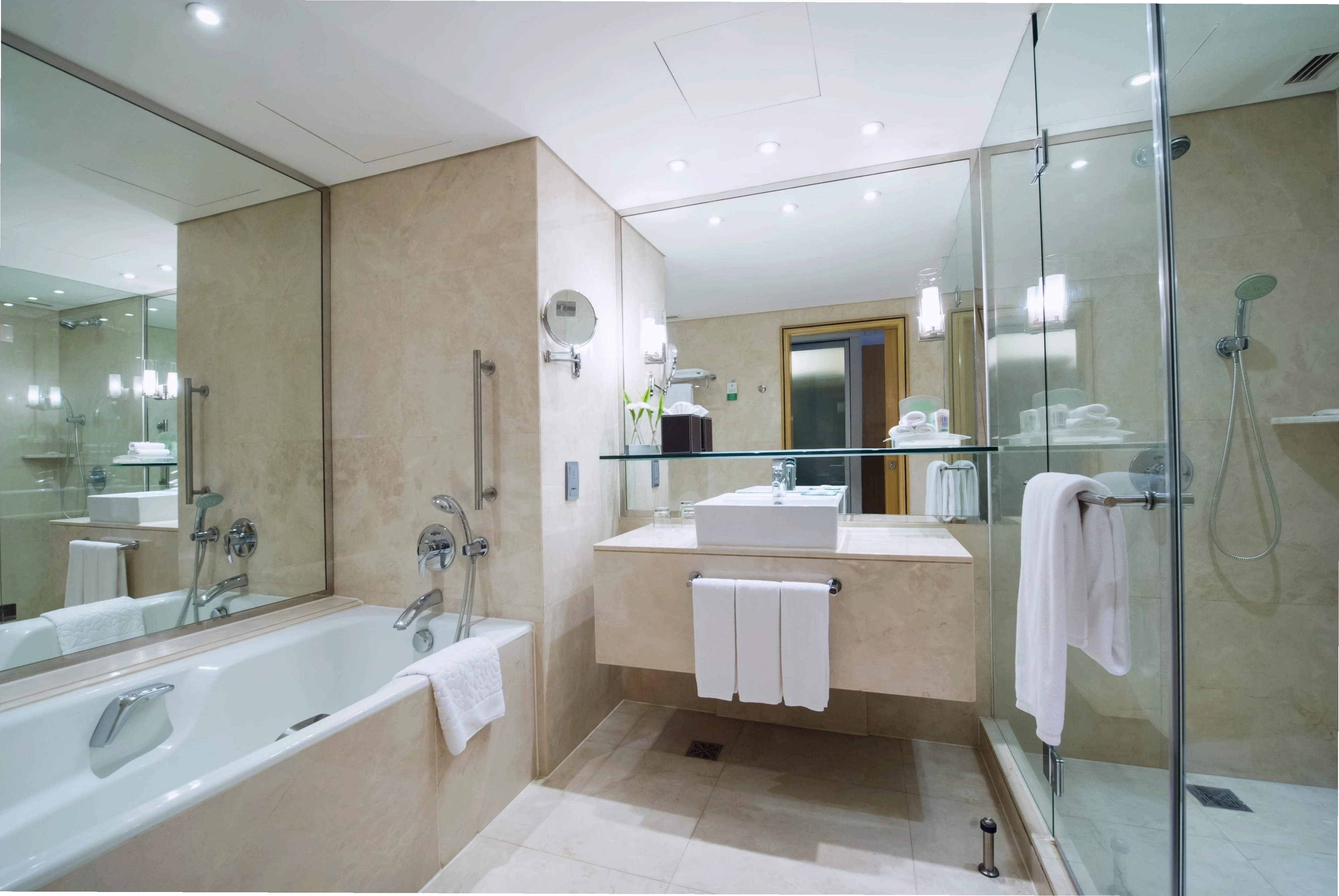 Cảnh quan bên ngoài khách sạn Holiday Inn Bangkok Silom