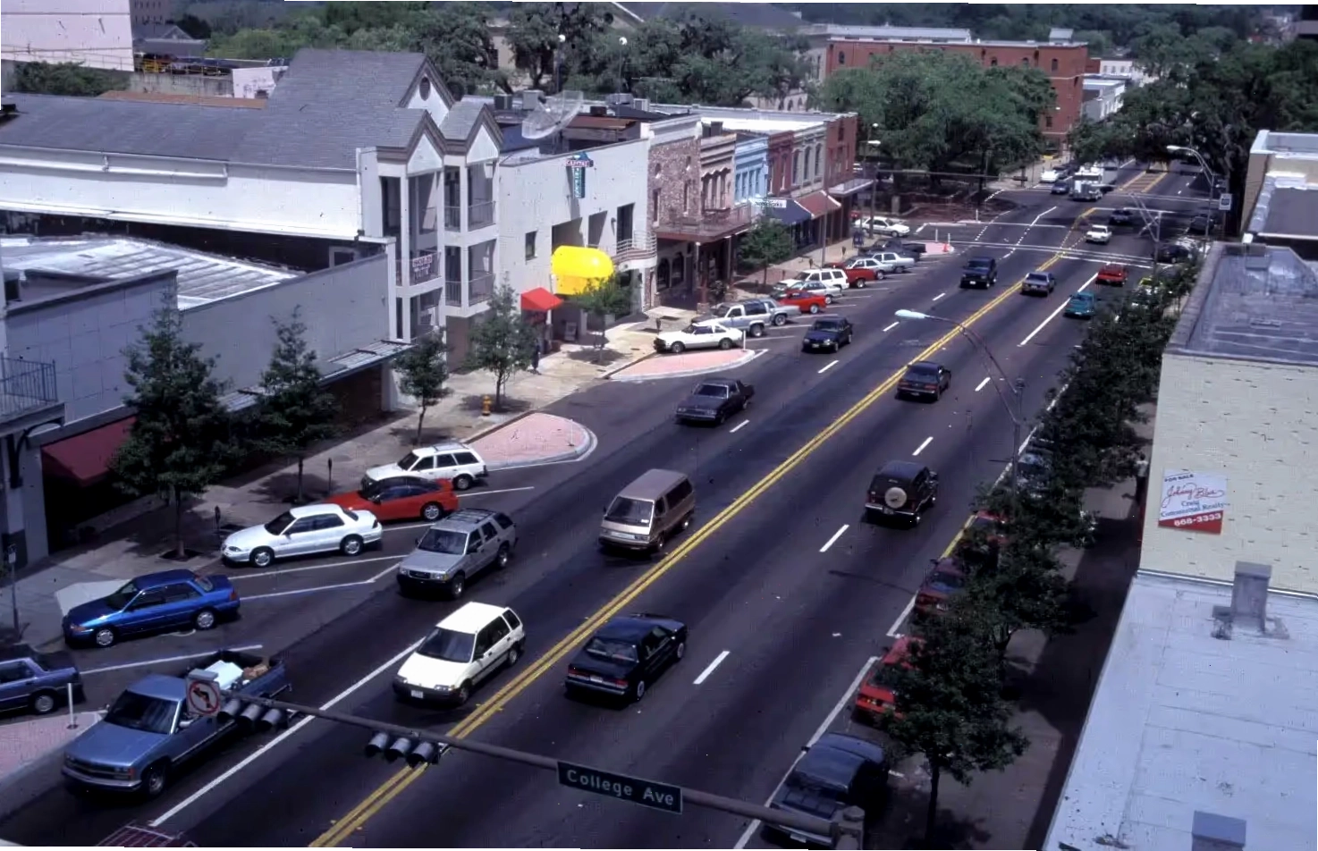 Cảnh quan đường phố với các yếu tố traffic calming