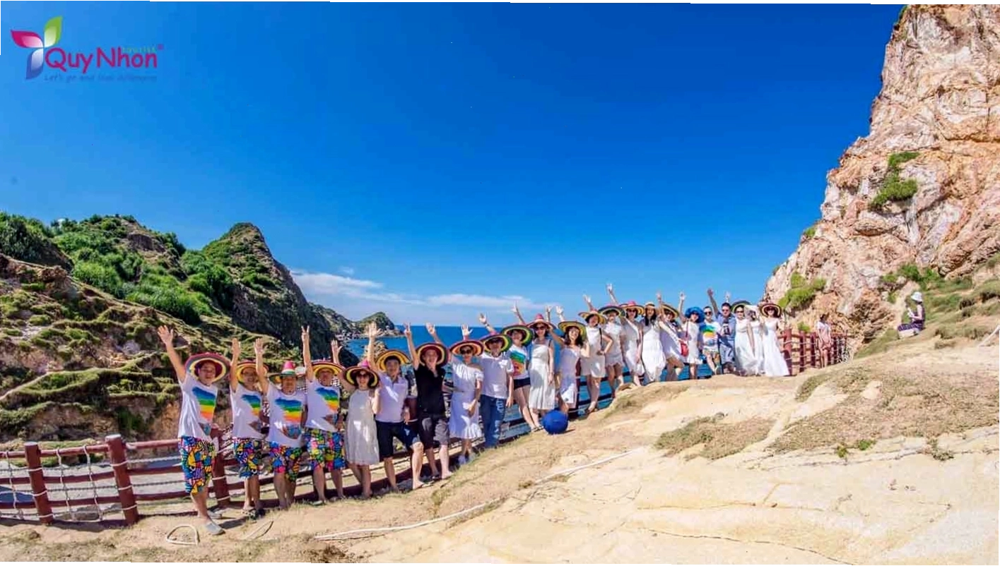 Cảnh quan Eo Gió hùng vĩ với những vách đá cheo leo