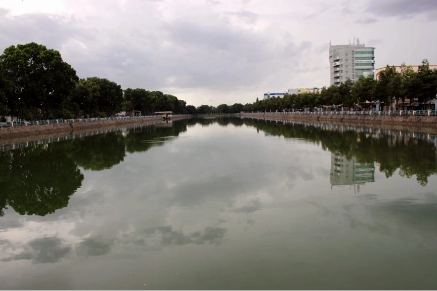 Cảnh quan Giếng Nước Mỹ Tho sau khi được chỉnh trang, với vỉa hè và cây xanh được đầu tư