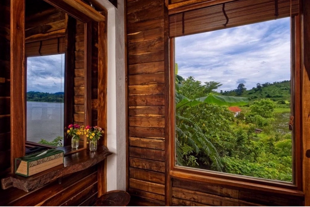 Cảnh quan hồ Lak tuyệt đẹp nhìn từ Lak Tented Camp