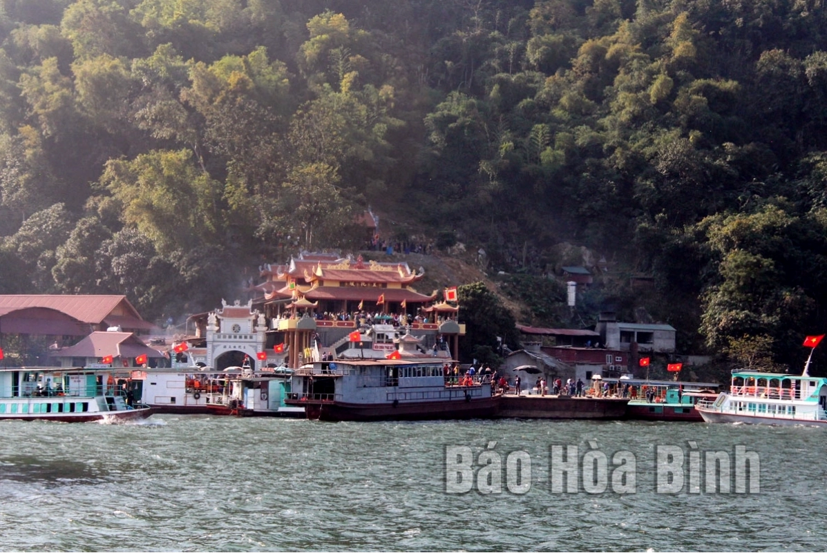 Cảnh quan hồ sông Đà hùng vĩ tại huyện Đà Bắc