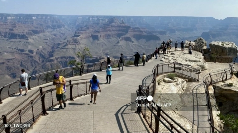 Cảnh quan hùng vĩ của Grand Canyon nhìn từ trên cao với những tầng đá đa sắc màu