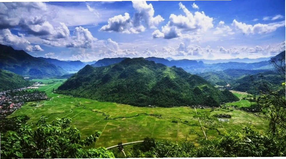 Cảnh quan hùng vĩ nhìn từ Đèo Thung Khe