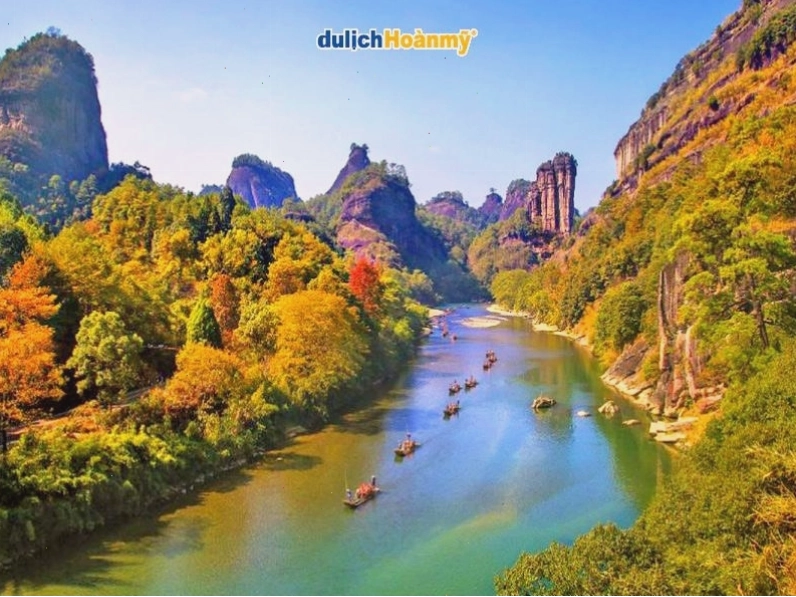 Cảnh quan hùng vĩ tại khu thắng cảnh Vũ Di Sơn