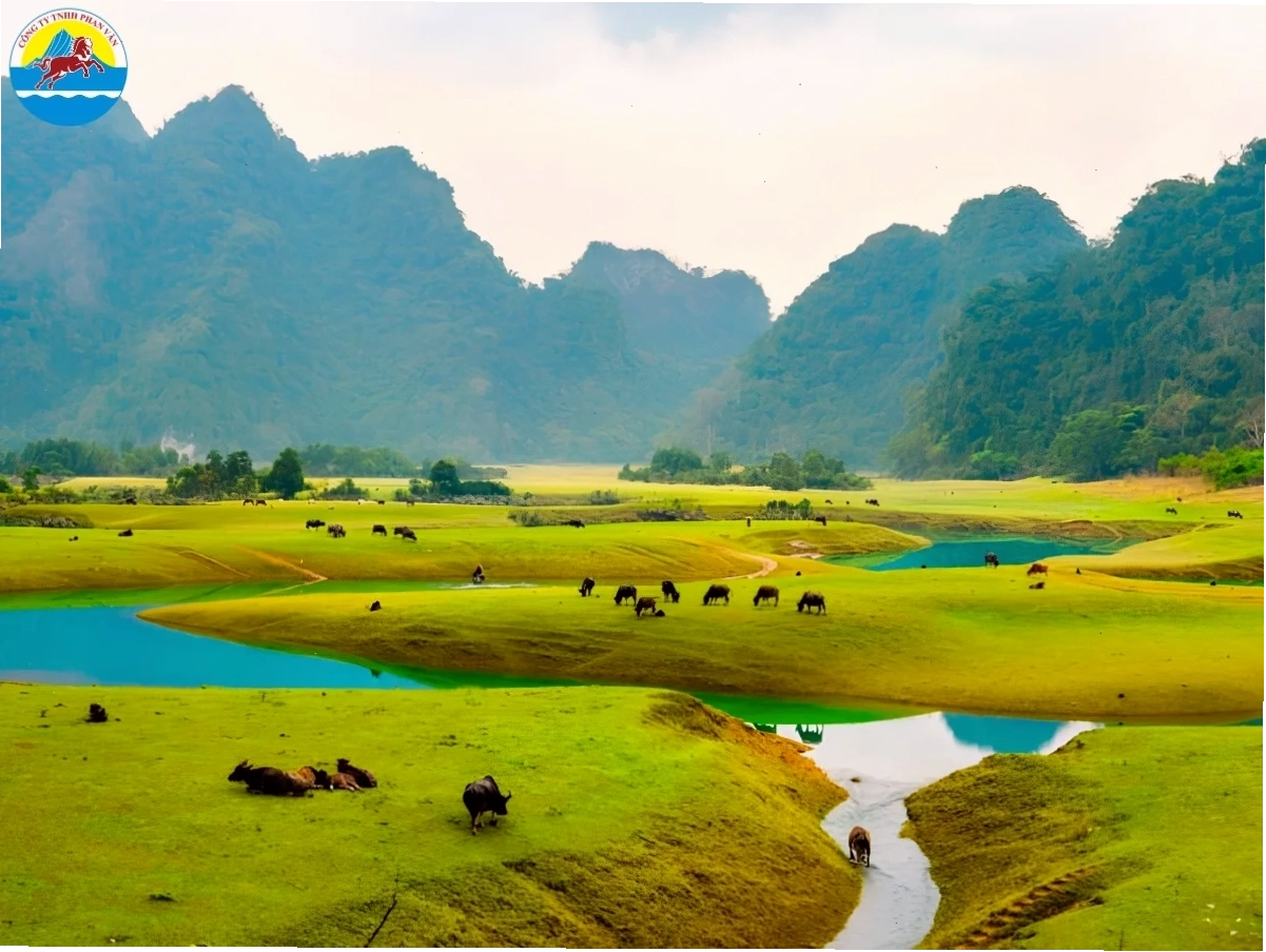 Cảnh quan Hữu Lũng Lạng Sơn với những ngọn núi hùng vĩ