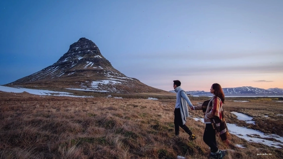 Cảnh quan Iceland với ánh sáng ban đêm trong mùa hè