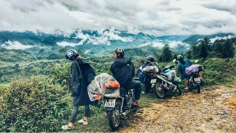 Cảnh quan mộng mơ tại Làng Lao Xa với hoa cải vàng nở rộ