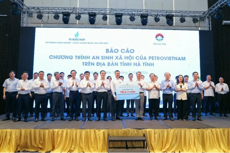 Cảnh quan nông thôn yên bình với cánh đồng xanh mướt