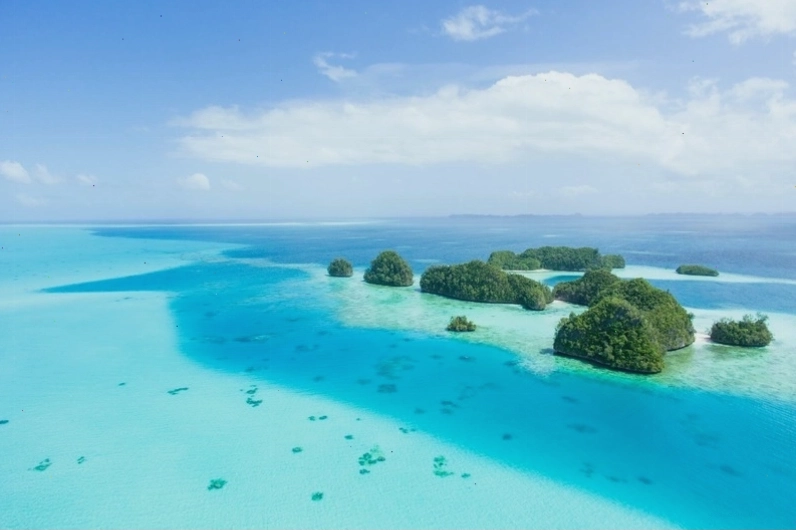 Cảnh quan núi đá vôi đặc trưng của quần đảo Rock ở Palau, nổi lên giữa làn nước xanh biếc
