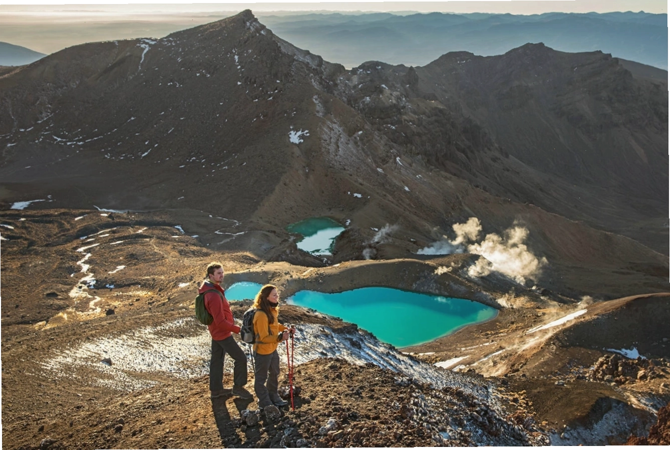 Cảnh quan núi lửa và hồ nước xanh ngắt tại Vườn Quốc gia Tongariro New Zealand