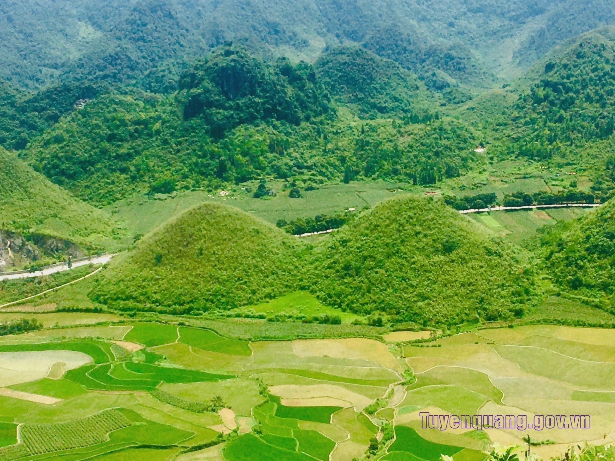 Cảnh quan núi non hùng vĩ tại Hà Giang, nơi có Dinh thự họ Vương