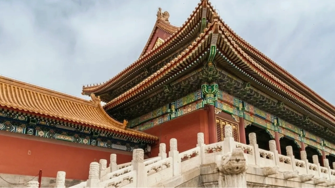 Cảnh quan sân rộng trước một đại điện trong Tử Cấm Thành