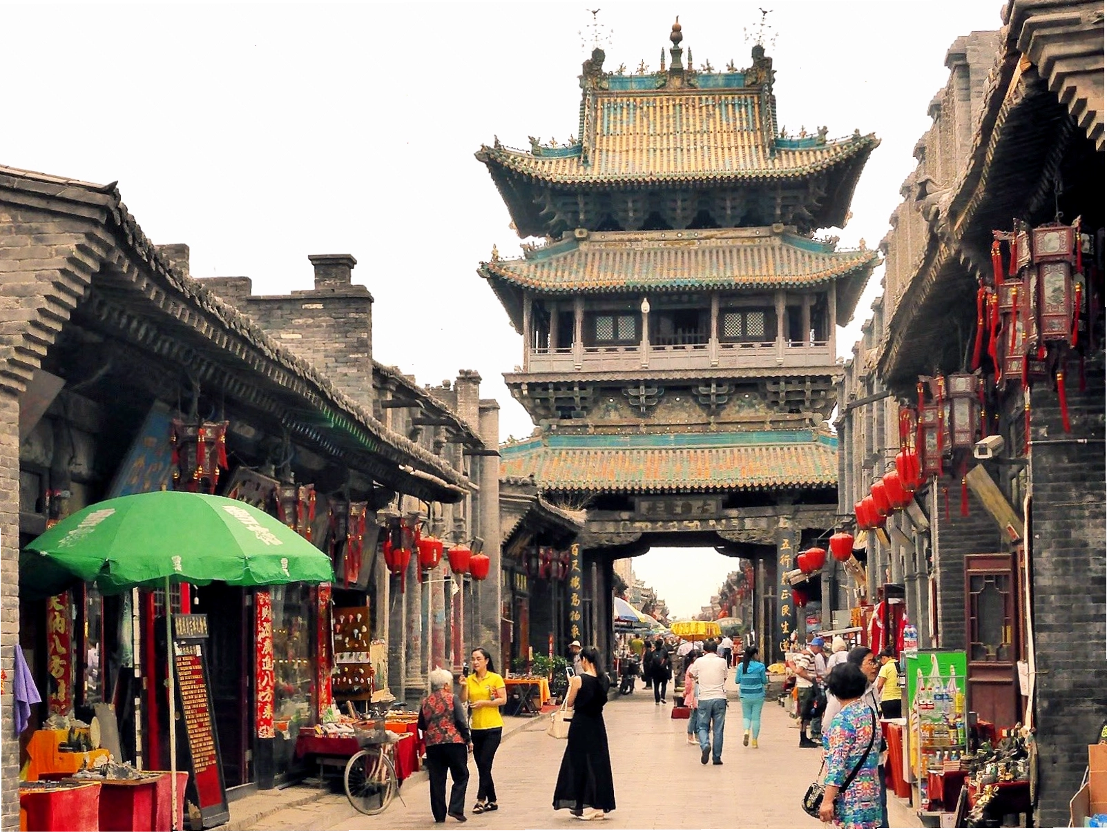 Cảnh quan sân vườn trong kiến trúc nhà cổ Trung Quốc với hồ nước và cây cảnh