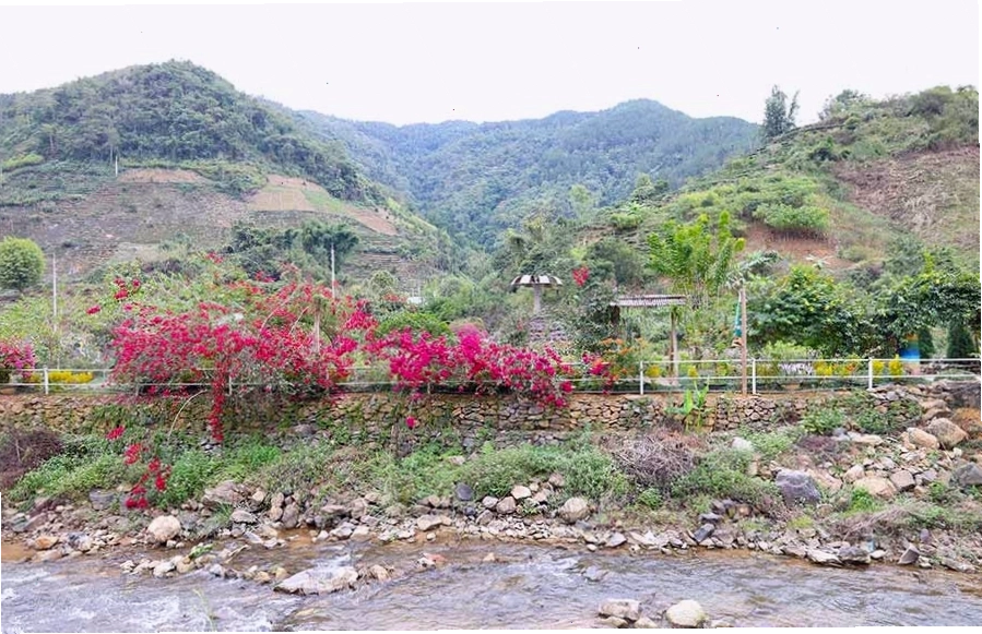 Cảnh quan sơn thủy hữu tình tại Bản Thẳm