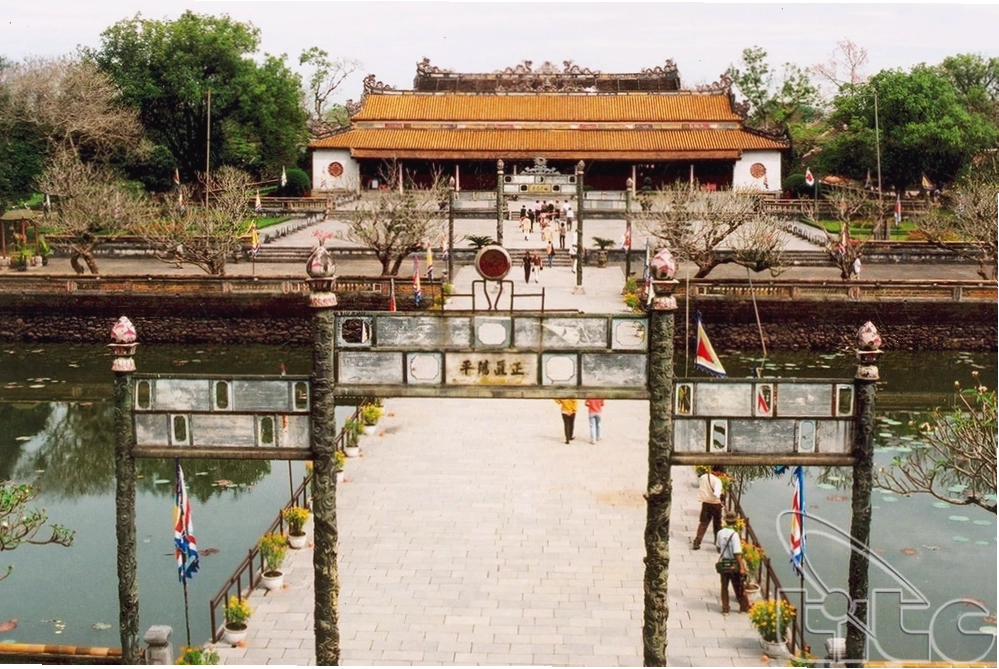 Cảnh quan sông Hương thơ mộng nhìn từ Kinh thành Huế