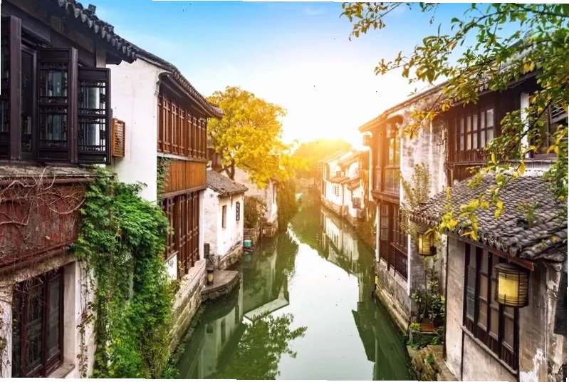 Cảnh quan thanh bình của Phố cổ Tô Châu với những ngôi nhà cổ và kênh đào