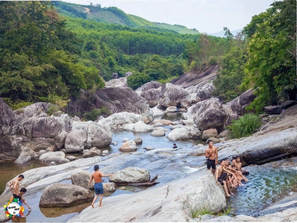 Cảnh quan thanh bình của Suối Trà Bói vào buổi chiều tà