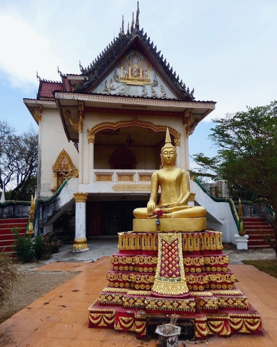 Cảnh quan thanh bình tại Wat Phabad