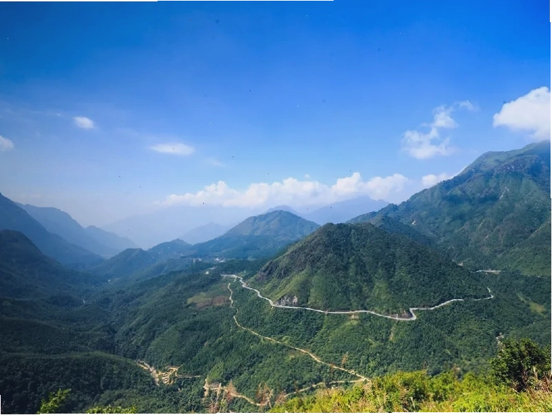 Cảnh quan thiên nhiên hùng vĩ khi di chuyển trên đường đi Lai Châu