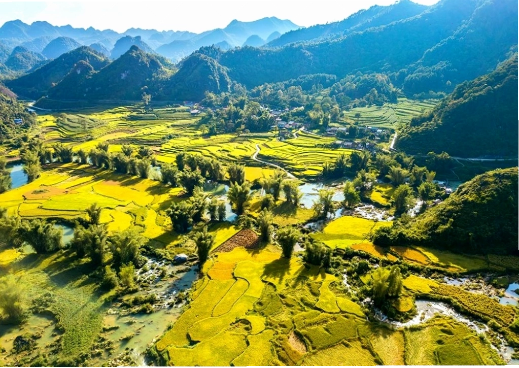 Cảnh quan thiên nhiên hùng vĩ nhìn từ trên cao tại Cao Bằng