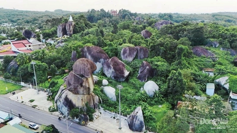 Cảnh quan thiên nhiên hùng vĩ tại khu vực Hòn Dĩa thuộc Đá Ba Chồng