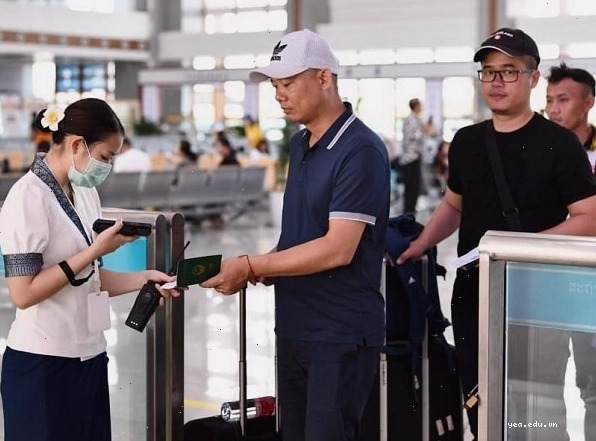 Cảnh quan thiên nhiên hùng vĩ tại Lào với núi non và sông nước