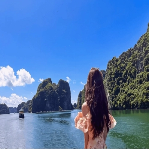 Cảnh quan thiên nhiên hùng vĩ trên đường di chuyển vào trung tâm Cát Bà
