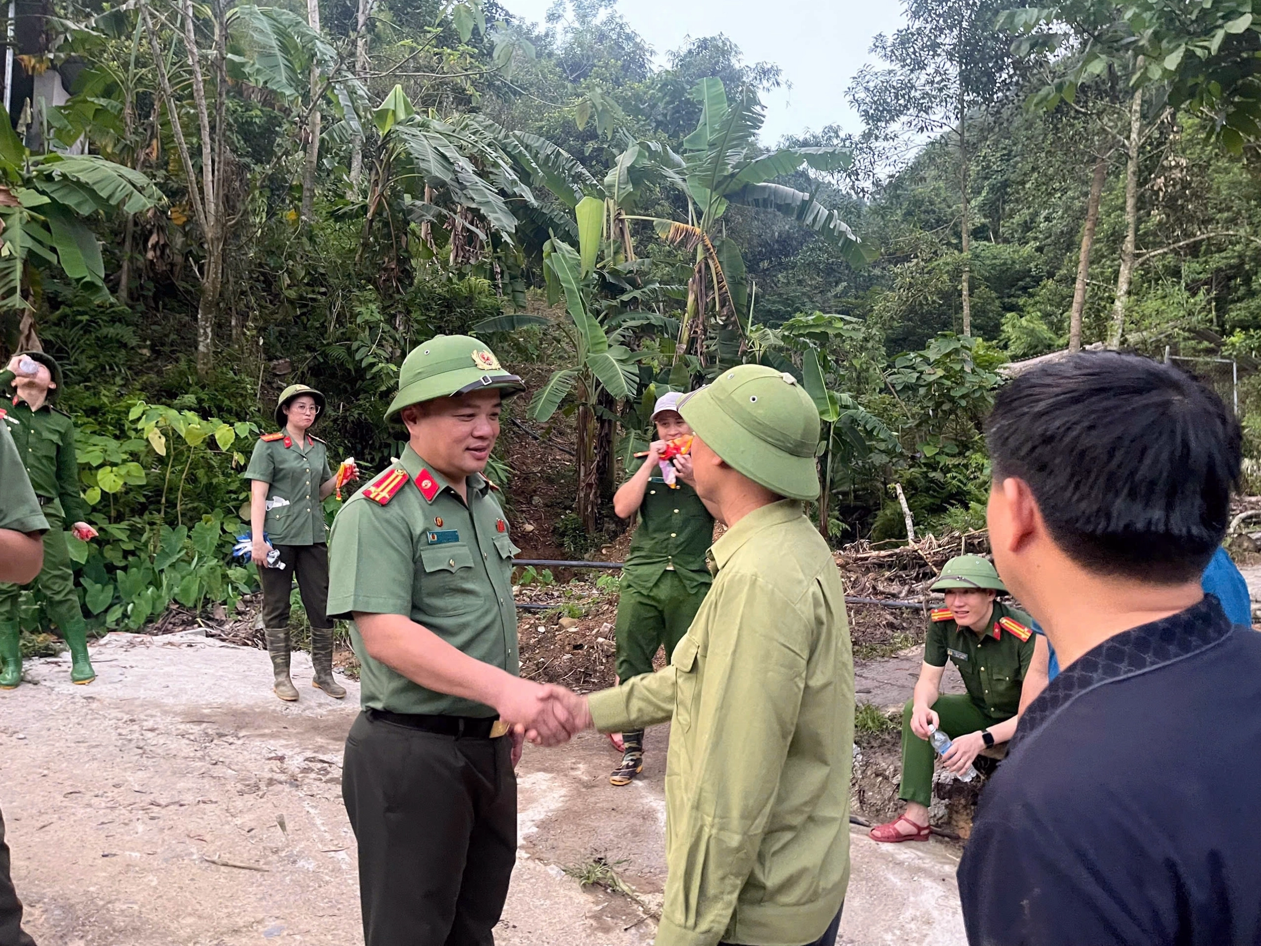 Cảnh quan thiên nhiên hữu tình xung quanh Thành Nhà Mạc
