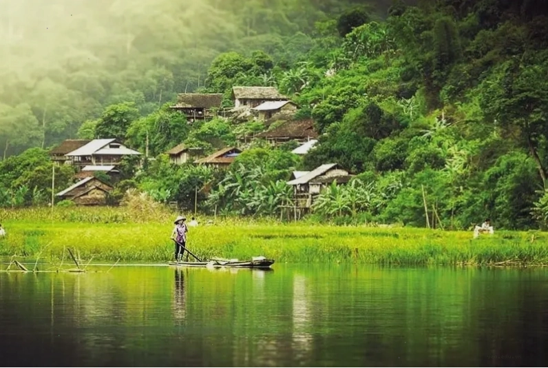 Cảnh quan thiên nhiên thơ mộng tại một bản du lịch ở Bắc Kạn