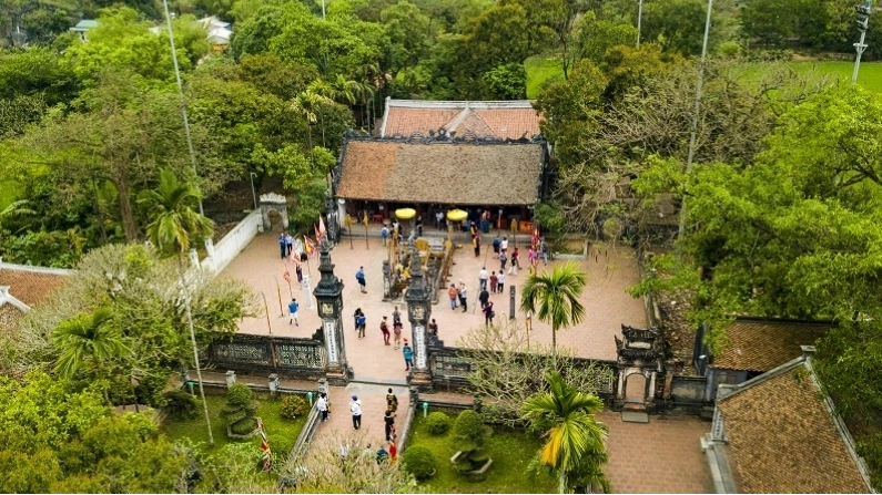 Cảnh quan thiên nhiên tươi đẹp hòa quyện với di tích lịch sử tại Hoa Lư