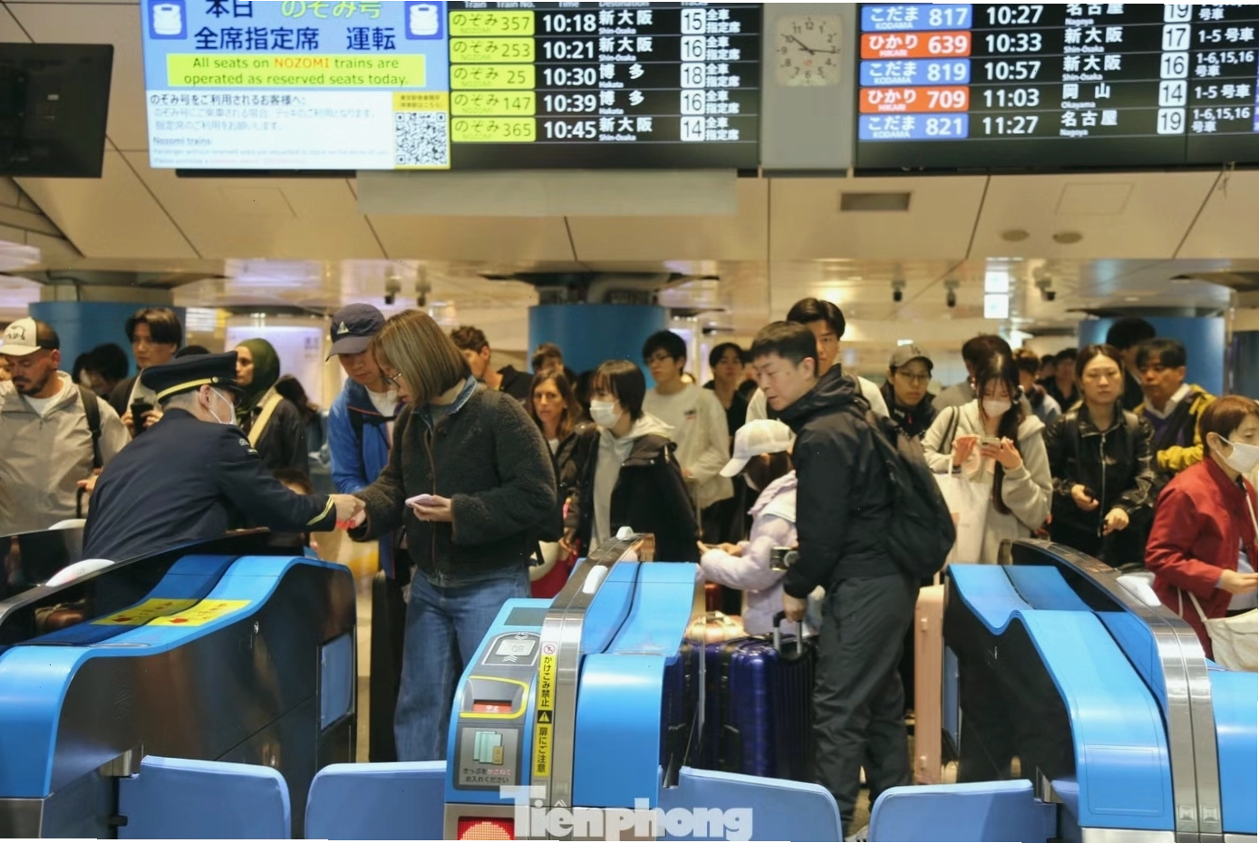 Cảnh quan thiên nhiên tươi đẹp nhìn từ cửa sổ tàu Shinkansen