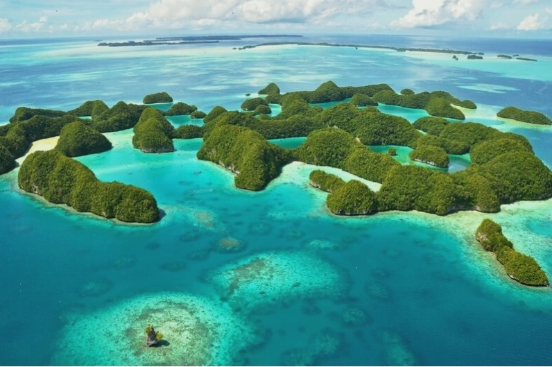 Cảnh quan thiên nhiên tuyệt đẹp của Palau với những hòn đảo xanh mướt và làn nước trong vắt