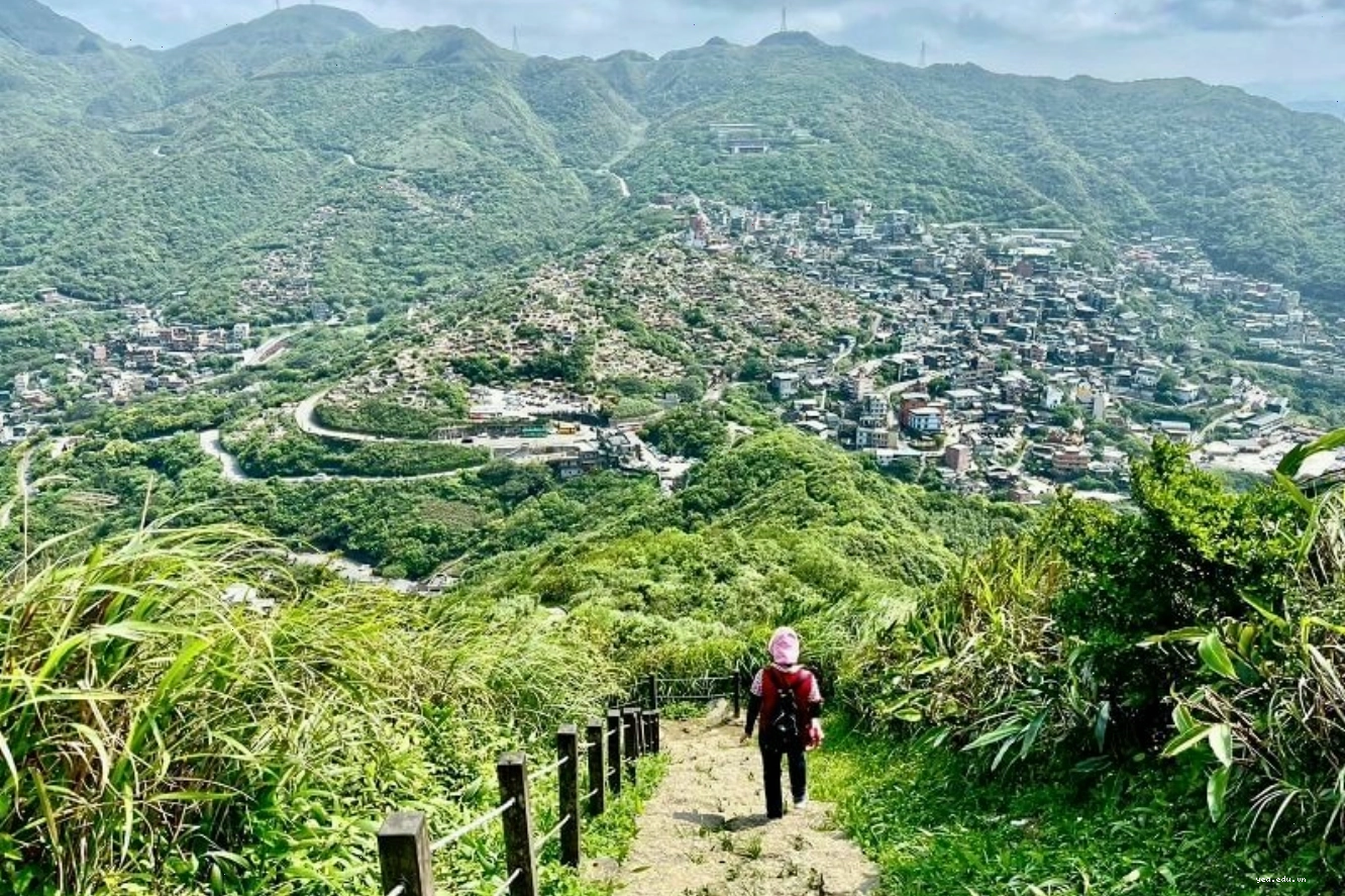 Cảnh quan thiên nhiên xanh biếc tại núi Jilong nhìn từ trên cao