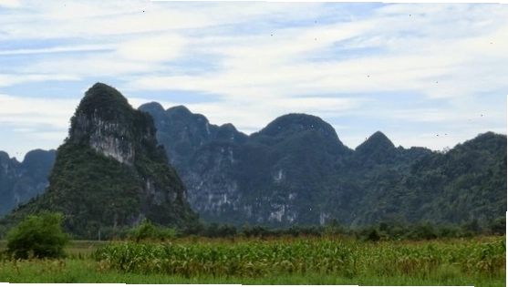 Cảnh quan thiên nhiên xanh mát hai bên bờ Sông Gianh