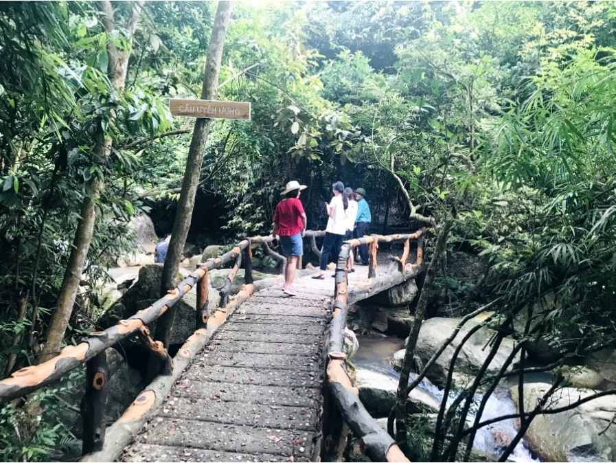 Cảnh quan thiên nhiên xanh mát tại Lựng Xanh Uông Bí