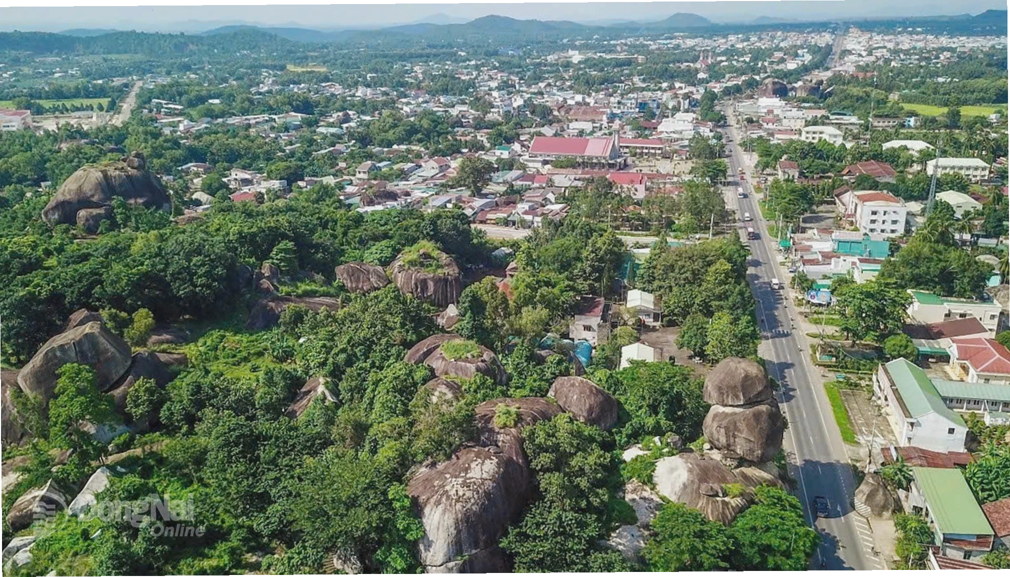 Cảnh quan thiên nhiên xung quanh Đá Ba Chồng
