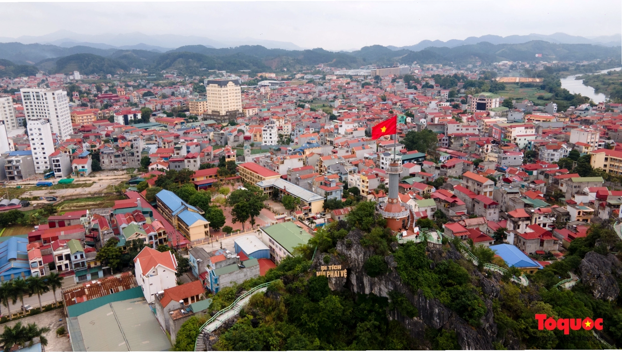 Cảnh quan thiên nhiên xung quanh khu vực Núi Phai Vệ
