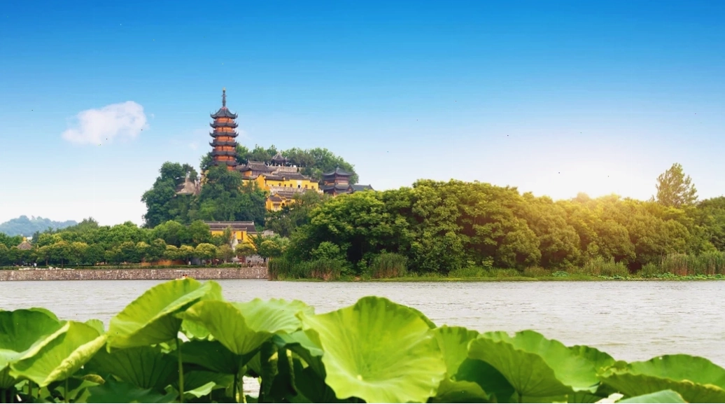 Cảnh quan thơ mộng của một cổ trấn Giang Nam với kênh đào và những cây cầu đá cổ kính