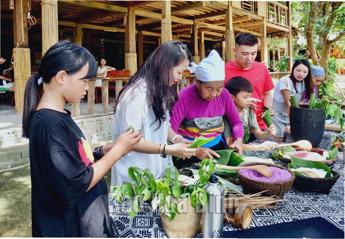 Cảnh quan thơ mộng của thung lũng Mai Châu với những cánh đồng lúa xanh mướt