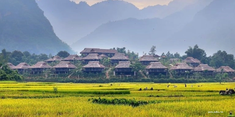 Cảnh quan thơ mộng tại Bản Lác Mai Châu Hòa Bình với những ngôi nhà sàn truyền thống.