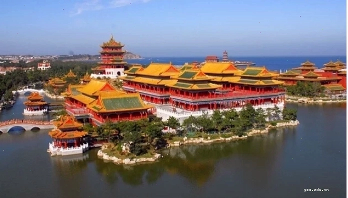 Cảnh quan thơ mộng tại Di Hòa Viên với hồ nước và cây cầu