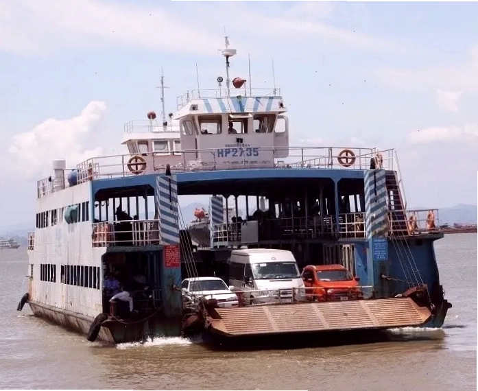 Cảnh quan trên tàu hỏa di chuyển đến Hải Phòng